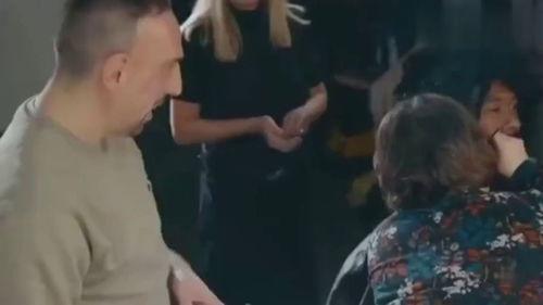 明星街头假扮路人,神秘互动引网友热议